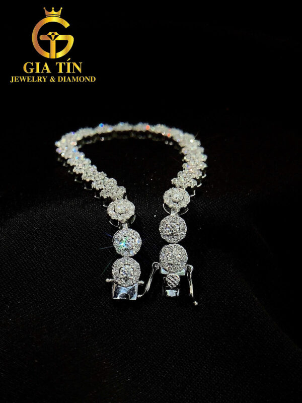 𝑻𝒊𝒎𝒆𝒍𝒆𝒔𝒔 𝑬𝒍𝒆𝒈𝒂𝒏𝒄𝒆 𝑩𝒓𝒂𝒄𝒆𝒍𝒆𝒕