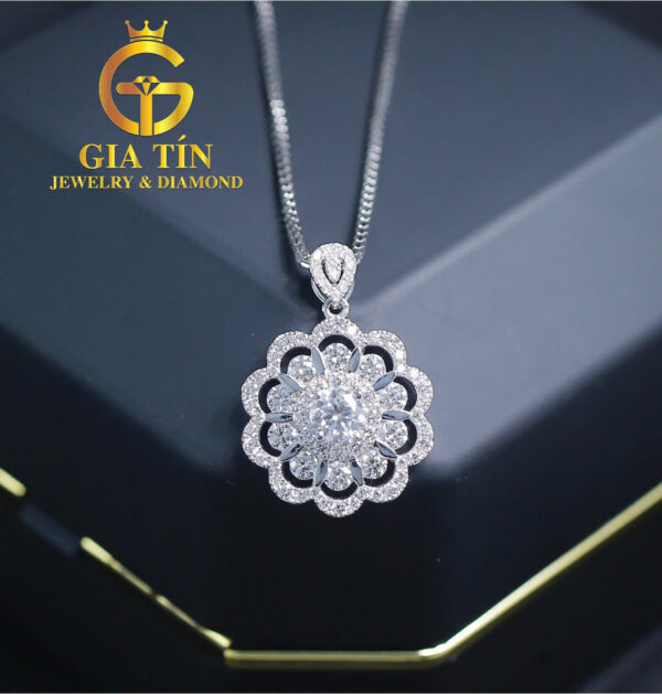 Mặt dây chuyền Gem of Bloom