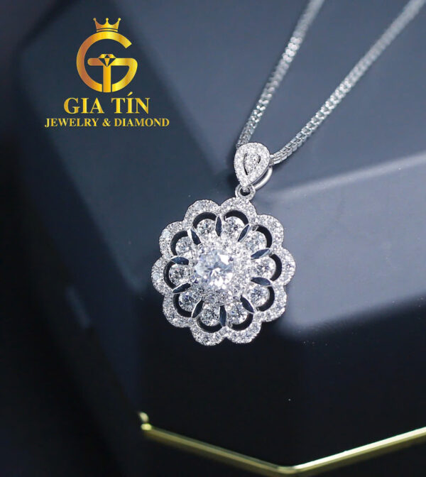 Mặt dây chuyền Gem of Bloom