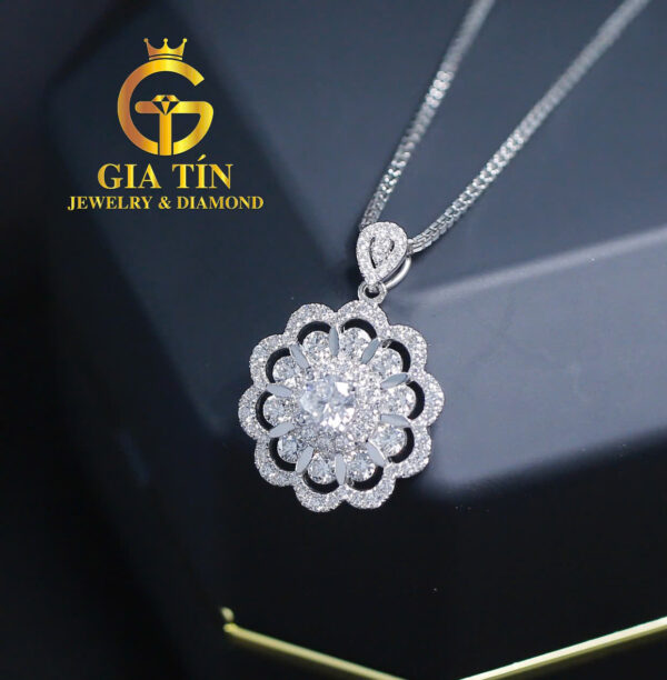 Mặt dây chuyền Gem of Bloom