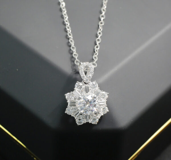 Mặt dây chuyền Enchanted Bloom