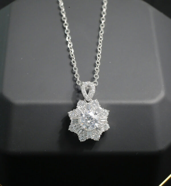 Mặt dây chuyền Enchanted Bloom