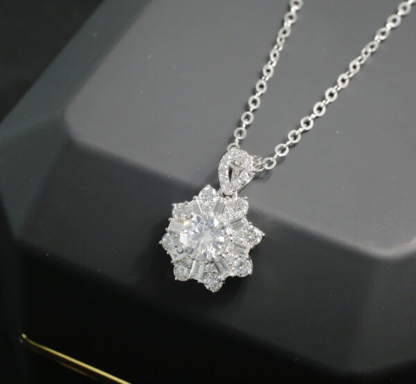 Mặt dây chuyền Enchanted Bloom