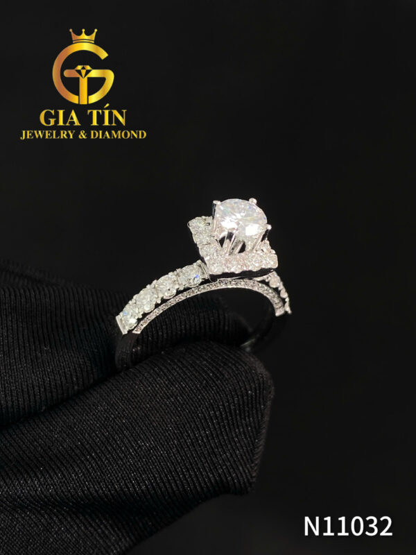 Ổ nhẫn Diamond Crown