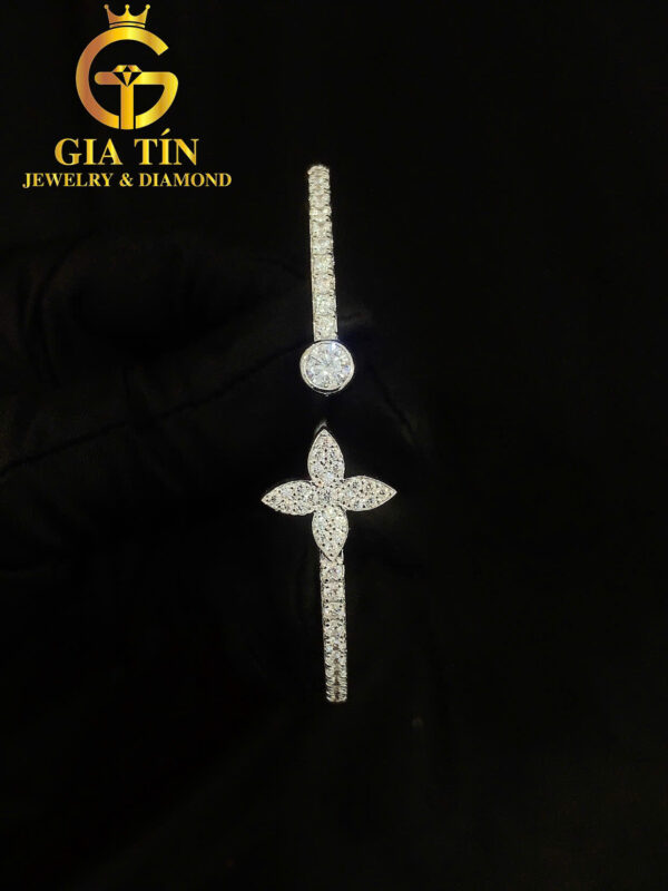 Vòng tay "𝑹𝒂𝒅𝒊𝒂𝒏𝒕 𝑩𝒍𝒐𝒔𝒔𝒐𝒎"