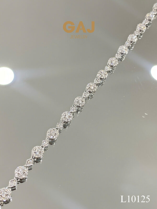 𝐋𝐚̆́𝐜 𝐓𝐚𝐲 𝐊𝐢𝐦 𝐂𝐮̛𝐨̛𝐧𝐠 𝐑𝐚𝐝𝐢𝐚𝐧𝐭 𝐆𝐫𝐚𝐜𝐞