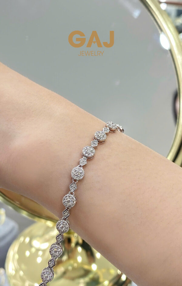 𝐋𝐚̆́𝐜 𝐓𝐚𝐲 𝐊𝐢𝐦 𝐂𝐮̛𝐨̛𝐧𝐠 𝐑𝐚𝐝𝐢𝐚𝐧𝐭 𝐆𝐫𝐚𝐜𝐞